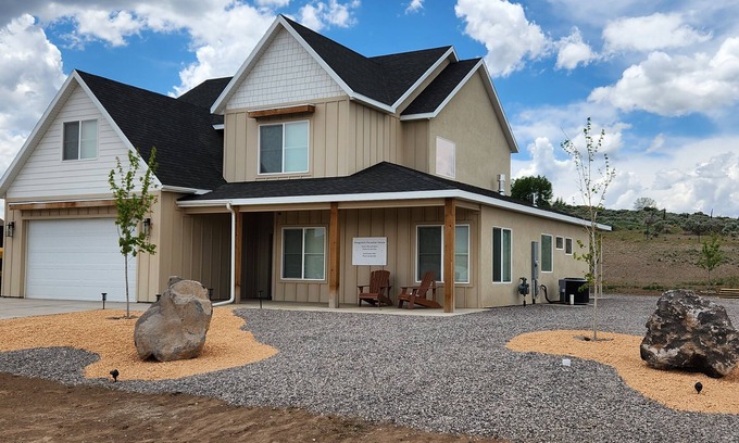 Panguitch House | Large House with 3 King Beds 20 minutes from Bryce Canyon