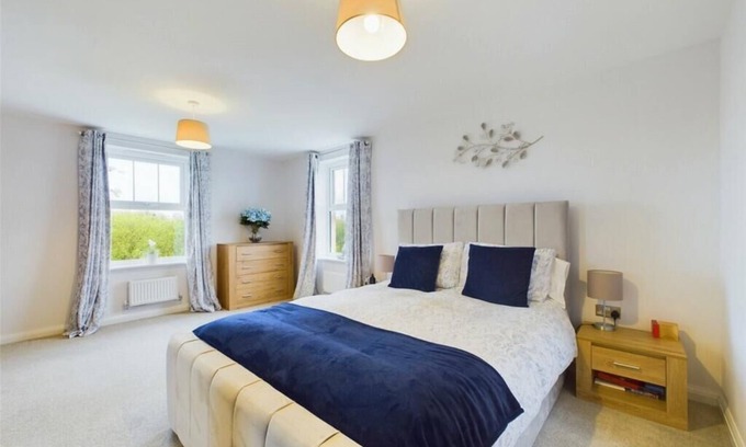 Barnstaple House | Large, light and airy room with kingsize bed & lovely views of the countryside.