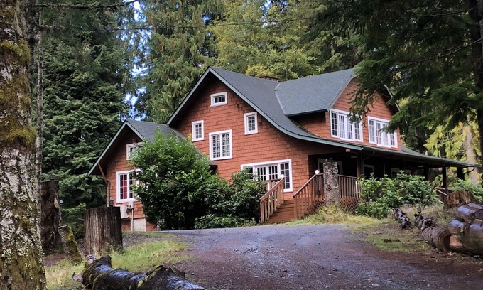 Ashford Cabin | Large Lodge at Rainer Lodge - 0.4 mi to Mt.Rainier