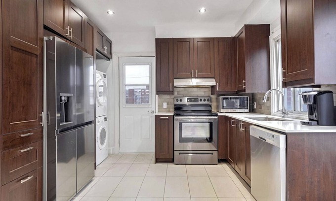 Saint-Laurent Apartment | Large, luxurious apartment in Ville Saint-Laurent