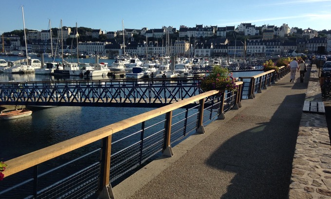 Audierne Apartment | Large luxury apartment overlooking the port of Audierne, Brittany, 2 pers.