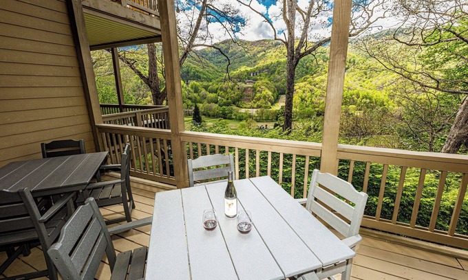 Whittier Condo | Large, Luxury Condo in Gated Community with Mountain & Golf Course View