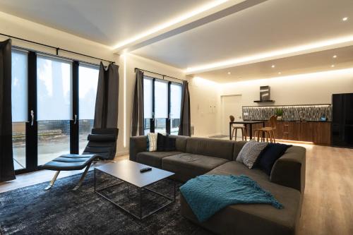 Kirkland Apartment | Large Modern Loft in Central Location