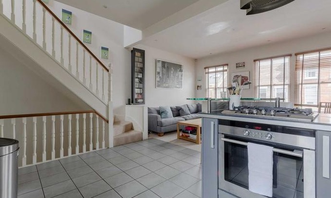Southfields Apartment | Large Modern Maisonette in Southfields