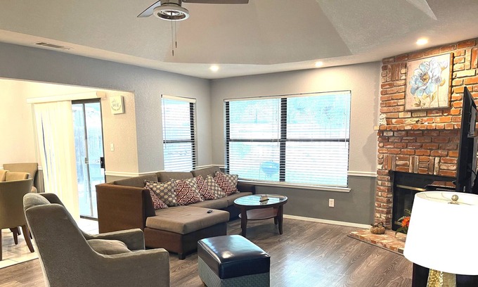 Fresno House | LARGE NEWER 3bd/2ba Home near shops/eats/Nat'l Parks