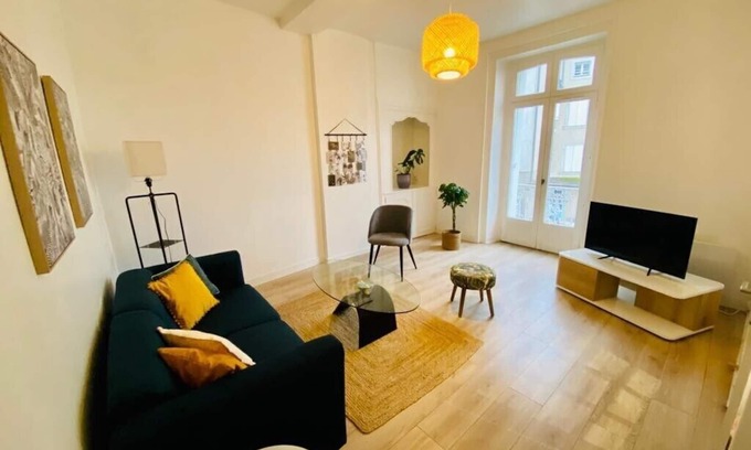 Laval Apartment | Large Newly renovated apartment in downtown Laval