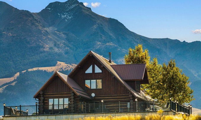 Pray House | Large riverfront home, fishing, firepit, close to Chico and Yellowstone