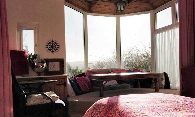 Glastonbury House | Large Single Room Landscape Views 5 Minutes Walk To Town Centre