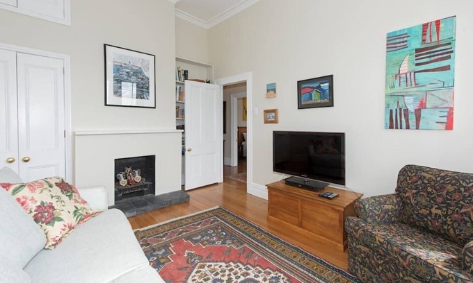 Devonport House | Large Spacious family home,close Devonport& Beachs