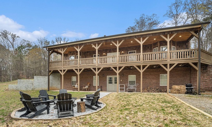 Emerson House | Large, Spacious Home with Rustic Style. 3/4 mile from LakePoint Sports Complex