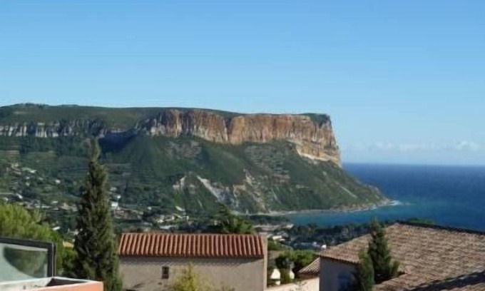 Cassis Apartment | Large Studio 38 m2, sea view, pool, private garage