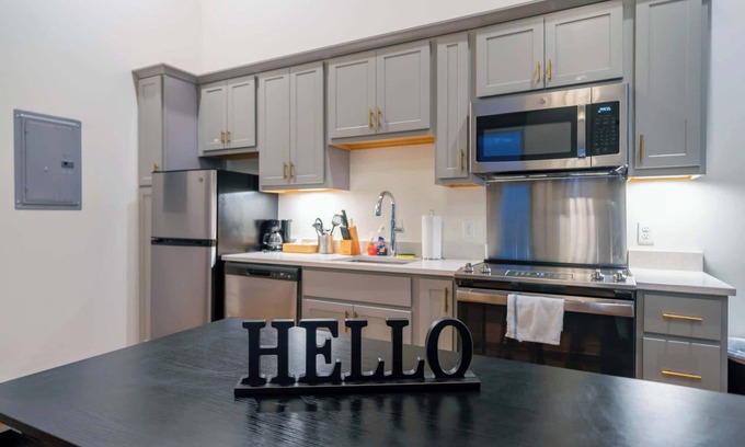Downtown Louisville Apartment | Large Studio w/Free Parking |Near Norton Hospital