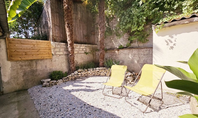 Angouleme Apartment | Large T2 fully equipped city centre with courtyard