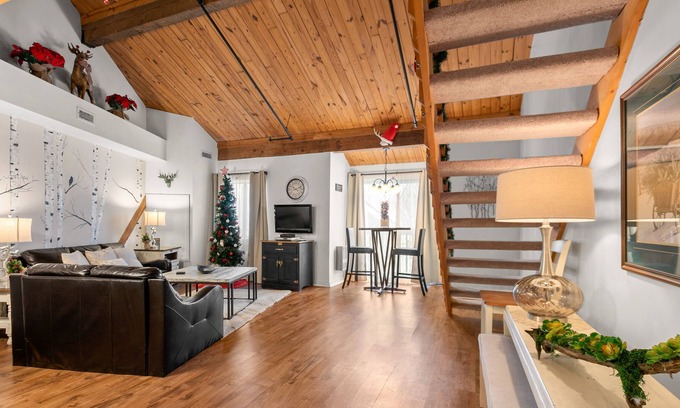 Wintergreen Condo | Large update Mountain Inn lodge room close to restaurants and slopes.
