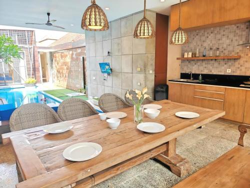 By Pass Ngurah Rai Villa | Large Villa Jimbaran With Pool & WiFi by 2ndHome