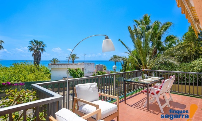 Comarruga House | Large villa with barbecue 50m from the beach!