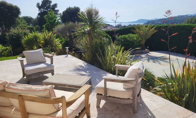 Le Pradet Villa | Large villa with sea view and swimming pool Le Pradet close to beaches and walks