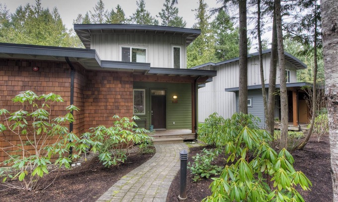 Regional District of Nanaimo Cottage | Large Westcoast Style Vacation Home at Rathtravor Beach!