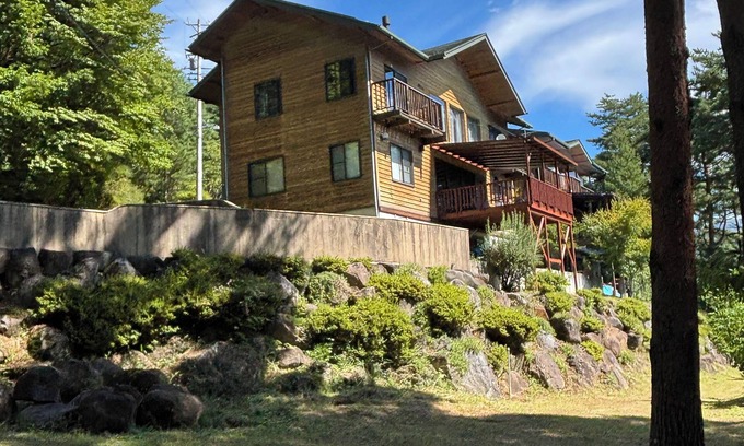 Shimosuwa House | Large Western House with deck overlooking Lake Suwa, Sth Alps & Mt Fuji