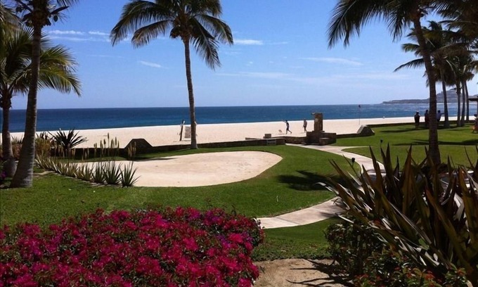Zona Hotelera Condo | Las Mananitas-2BR-1900 Sq Ft Grnd Floor 30 Steps to the Beach