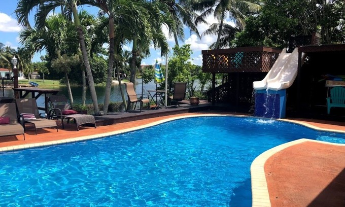 Kendale Lakes House | Las Palmas Miami - Gorgeous Waterfront Home, Heated Pool, Tiki, Billiards