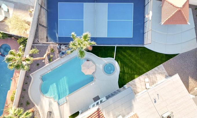 Rancho Oakey House | Las Vegas Large Home 6bed/5bath w/Pickeball/Pool/Golf/Basketball/VolleyBall !