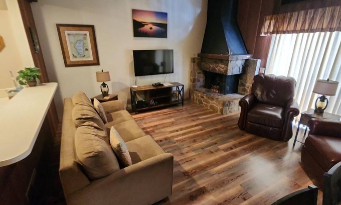 Kings Beach Condo | Last Minute Only! Comfy Condo Close to NorthStar and Lake “The Happy Haven”