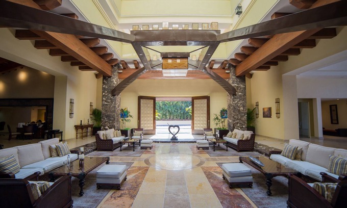 Amapas Resort | Last one OCEANFRONT: Xmas Dec 20-27 - 3-BR PH w/wifi in a 5 star Resort in PV