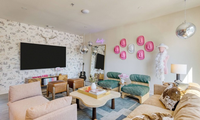 Five Points House | Last Rodeo Suite by AvantStay | Themed Pad w/Glam Room & Rooftop, Close to DT!