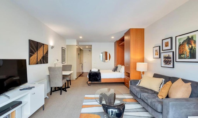 Auckland Central Business District Apartment | Latitude Apt - Viaduct - SkyTower View - Parking