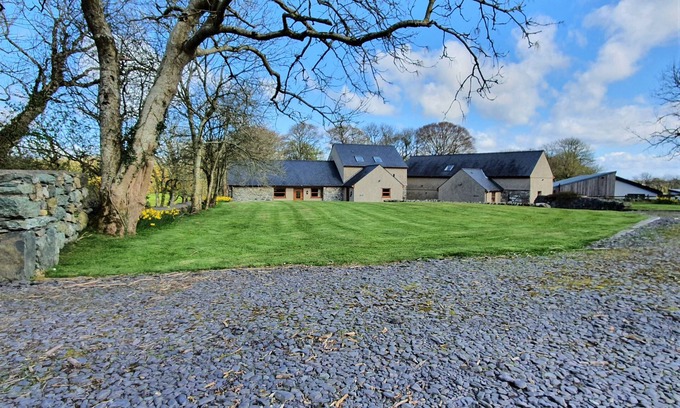 Menai Bridge House | Lavender Cottage (Sleeps 8)-Holiday Cottages Views Snowdon Range Menai Bridge
