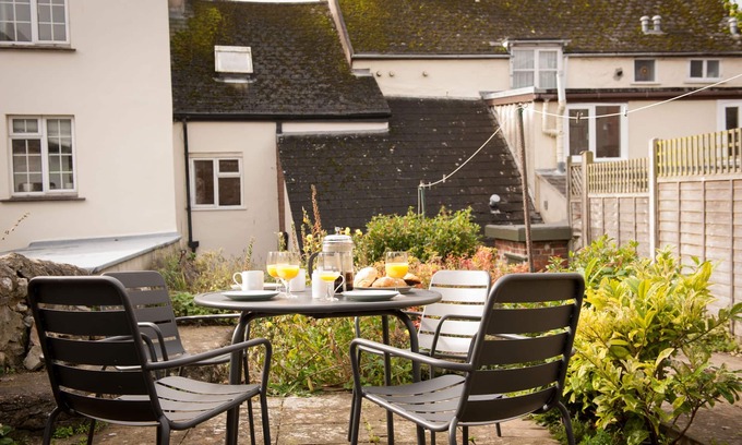 Lyme Regis Cottage | Lavender Cottage - sleeps 4 guests in 2 bedrooms