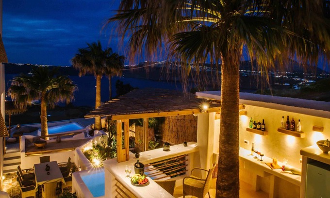 Akrotiri Villa | Lavish 5 BR Villa With Refreshing Pool And Jacuzzi