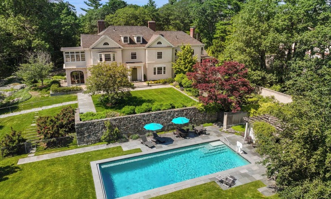 Dedham House | Lavish Boston Villa | π Pool, πΈ Gardens, π² Games, π Library | 8BR Sleeps 18