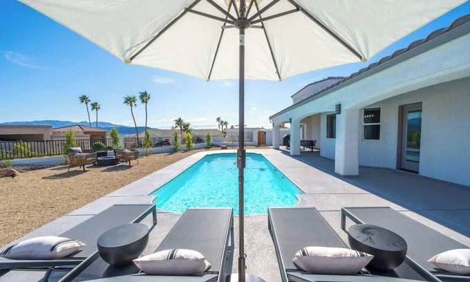 Lake Havasu City House | Lavish Lake Havasu Villa + Guest House Private Backyard, Pool & Fire Pit