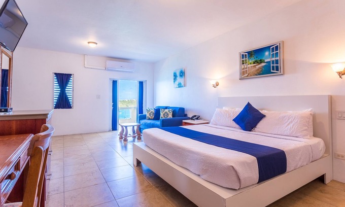 South Hill House | LaVue Inn- Central, Affordable, CLEAN & Ocean View with Kitchen!