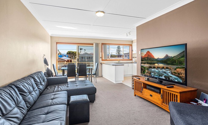 Warilla Apartment | Lazy Beach Retreat - Perfect for couples/small families