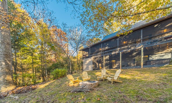 Helen Cabin | Lazy Bear Cottage | 3BR 3BA Creek Front Retreat | Game Room | Hot Tub | Creek