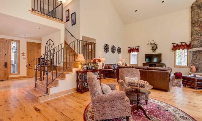 Warrior's Mark West House | Lazy Fox Lodge in National Forest