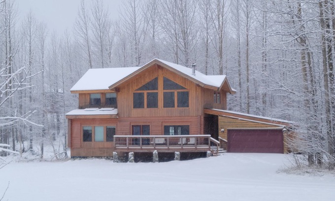 Buffalo Soapstone House | Lazy Mountain View- Spacious log home with mountain views, just north of Palmer