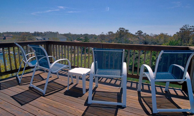 Brigands' Bay House | Lazy Parrot - Peaceful 3 Bedroom Canalfront Home in Frisco