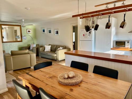 Waterhouse Villa | Lazy Sails Starboard - Pets welcome inside WiFi