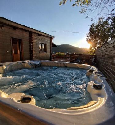 Bagneres-de-Bigorre Apartment | Le Chalet jacuzzi et Détente 4 Étoiles