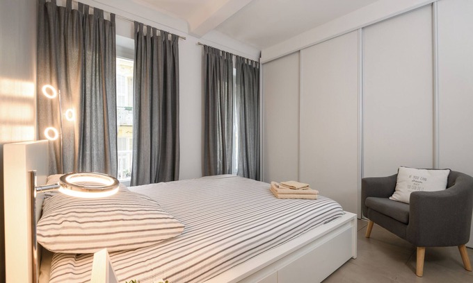 Vernier Apartment | "Le Classy", L'appartement Confortable en Plein Centre Avec A/C