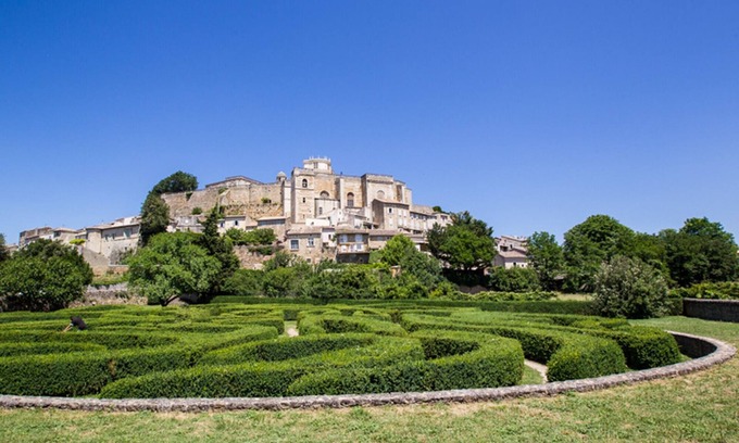 Valreas Villa | Le Cloître des Oliviers, house in the heart of the village with garden