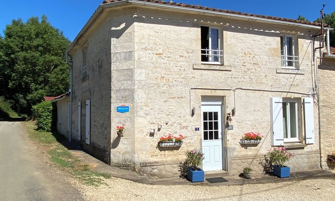 La Caillere-Saint-Hilaire House | Le Gîte au Coin des Abeilles - Lovely rural three bedroom stone gîte with pool