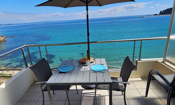 Crozon Apartment | LE GIUNTA Apartment direct access to the beach 3* Wifi free