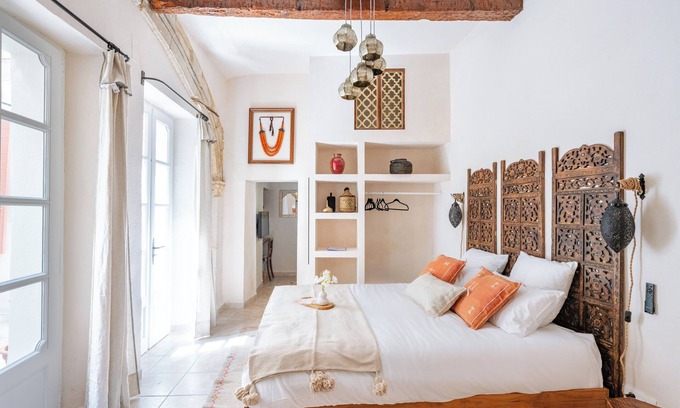 Carpentras Apartment | Le Jardin Secret - Riad Suite with Jacuzzi