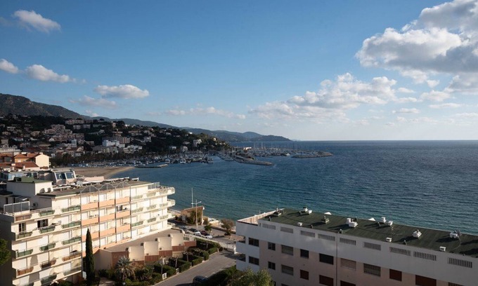 Le Lavandou Apartment | Le Lavandou, Nice Two-bedroom to rent for 4 people, breathtaking seaview, steps from the beach