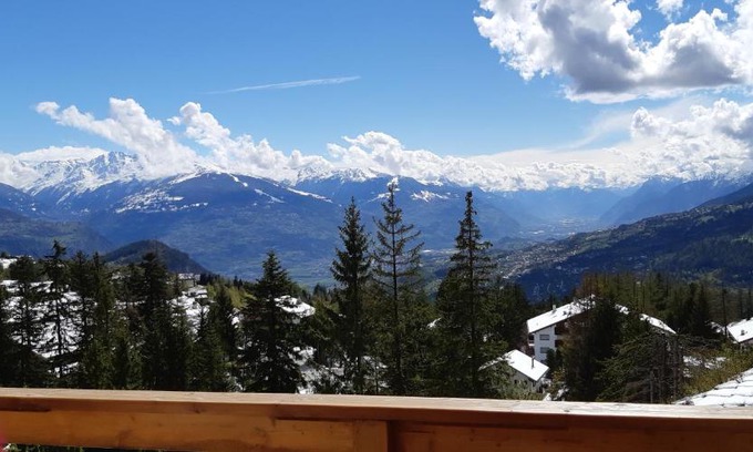 Lens Apartment | LE NEVADA CRANS-MONTANA vue a vous couper le soufle